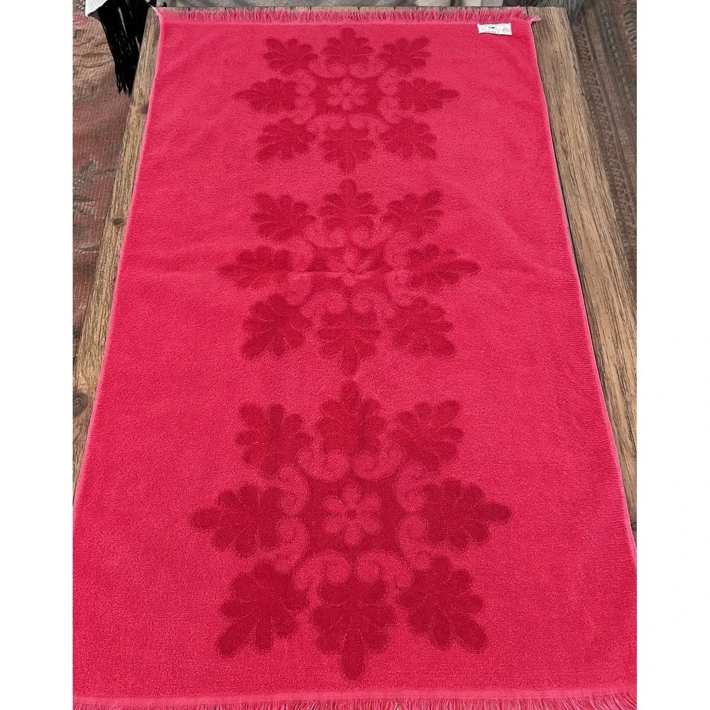 Vintage Cannon Royal Family Red Floral Snowflake Sculpted Cotton Bath Towel